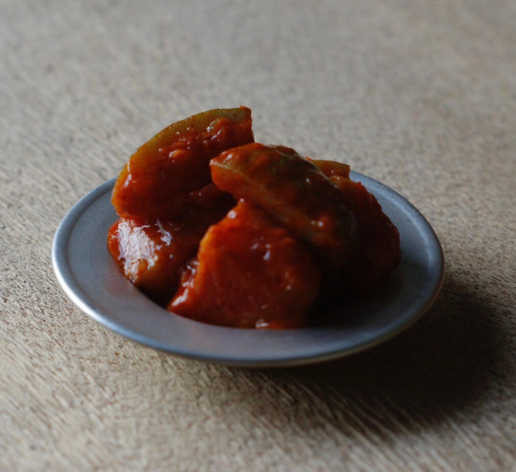 尾道の果実とインドのスパイス。 添加物を使わず、太陽と塩と時間だけで仕込む保存食を作っています。Onomichi fruit meets Indian spice. Sun, salt, and time — no additives. Handmade preserved foods rooted in Indian tradition.